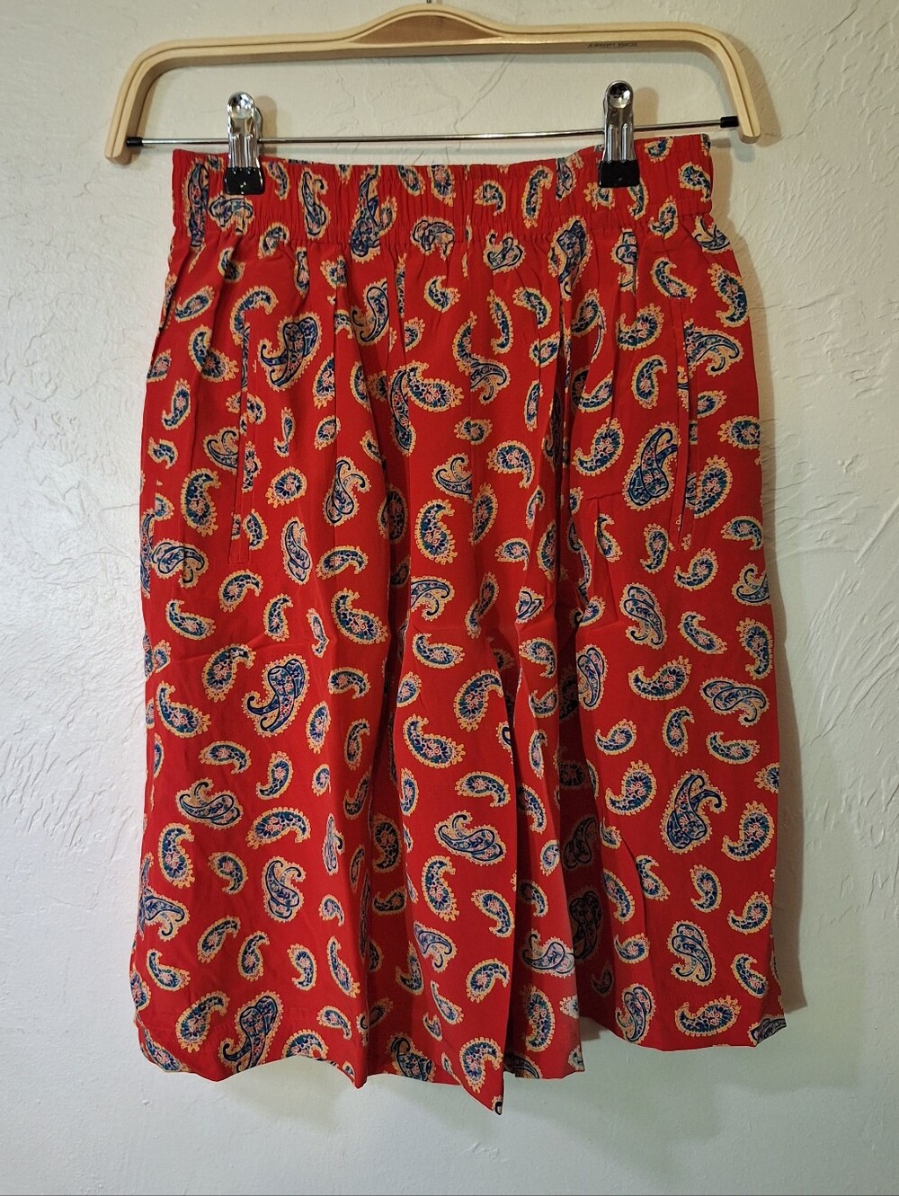 Liz Claiborne Vintage Women's Red Silk Paisley Print Walking Shorts Pockets Sz S
